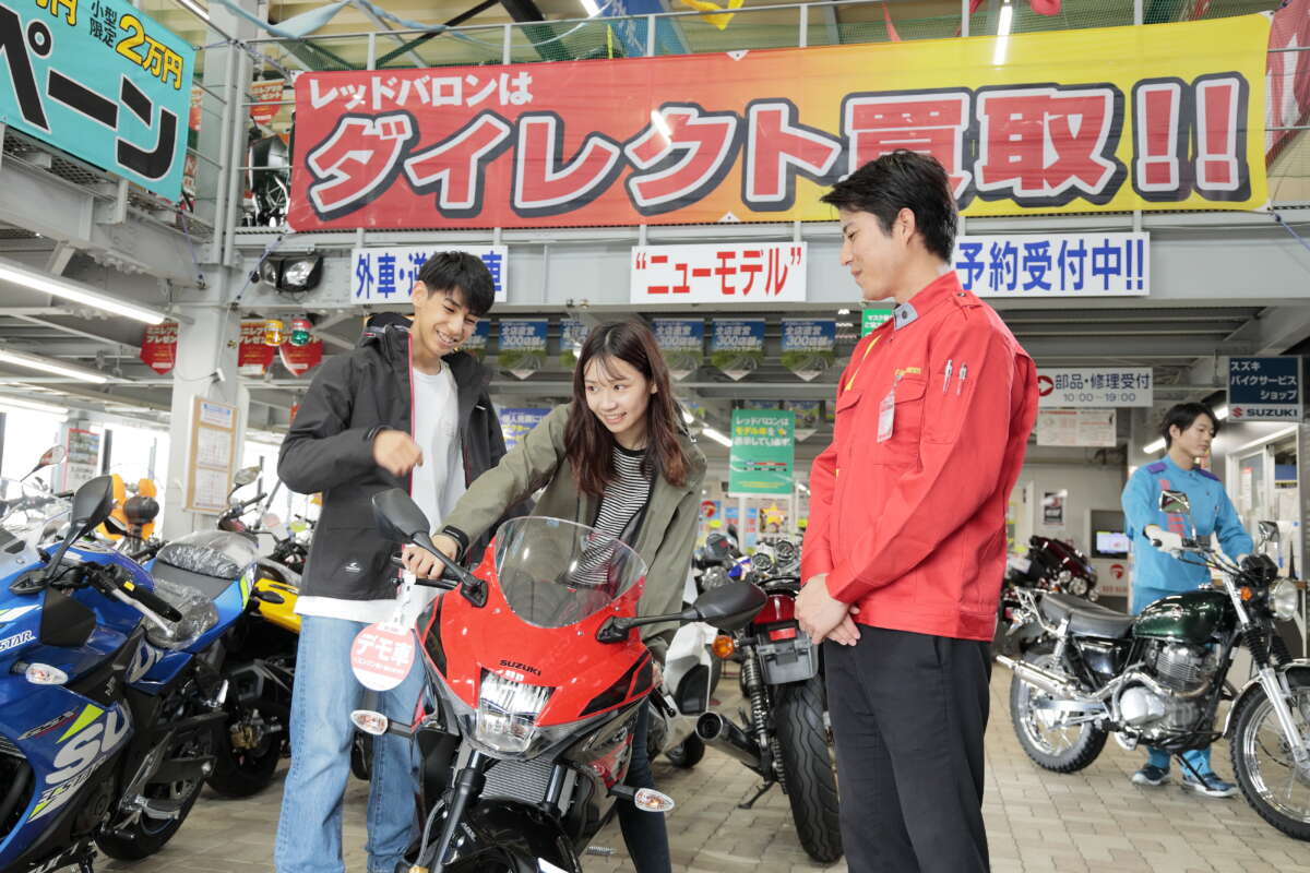レッドバロンの従業員が接客している様子