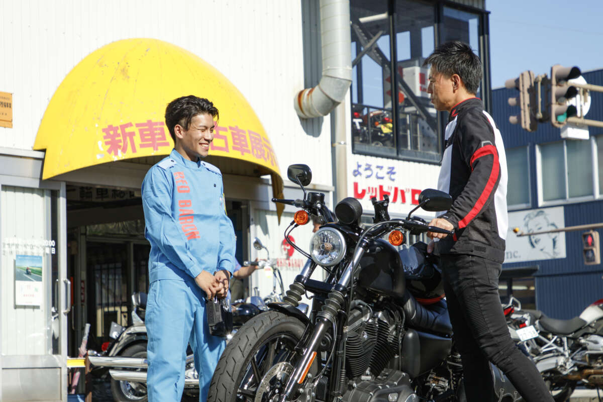 レッドバロンの従業員が接客している様子
