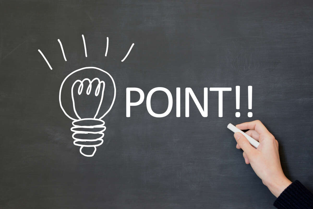 黒板に電球のイラストと「POINT!!」の文字が描かれている