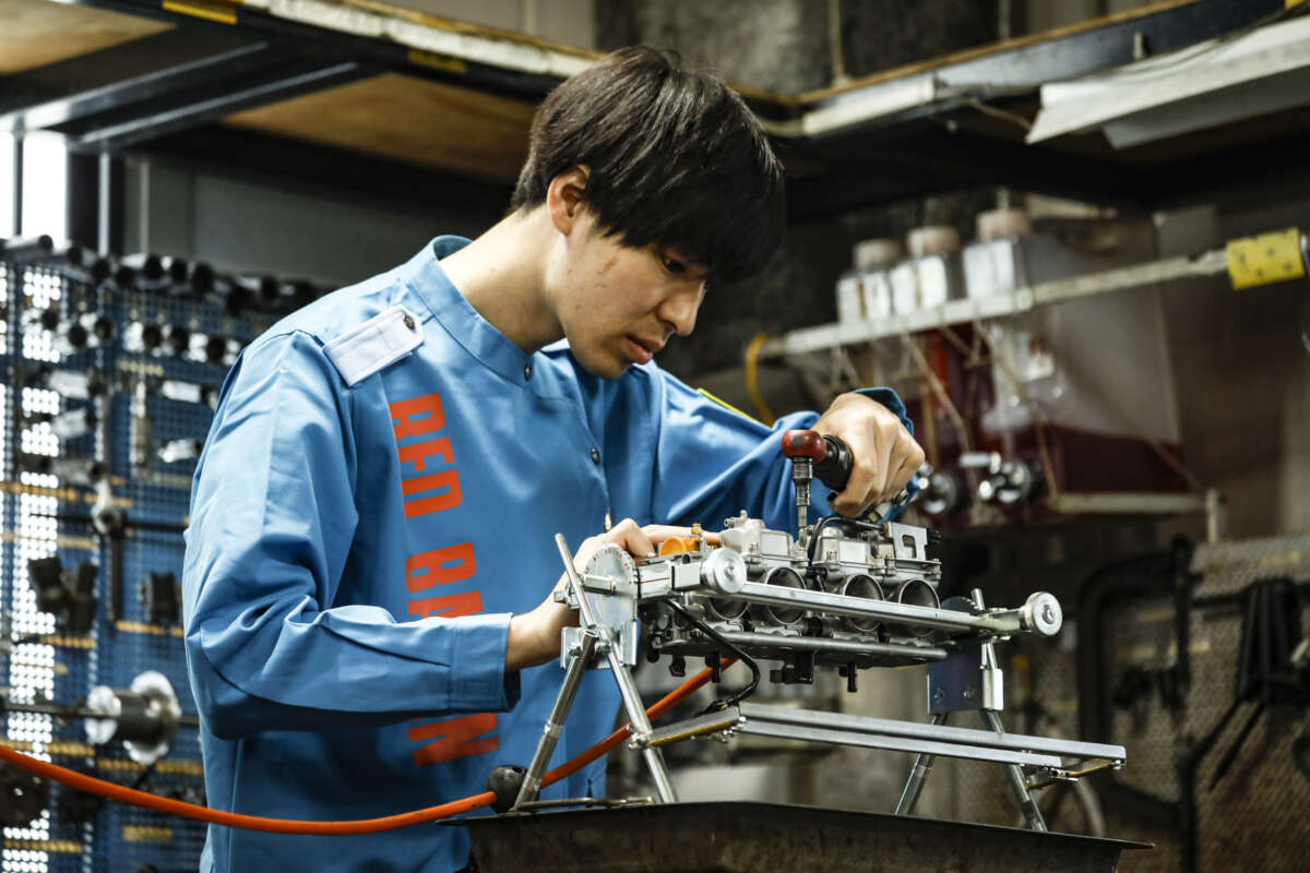 バイクをメンテナンスしている様子