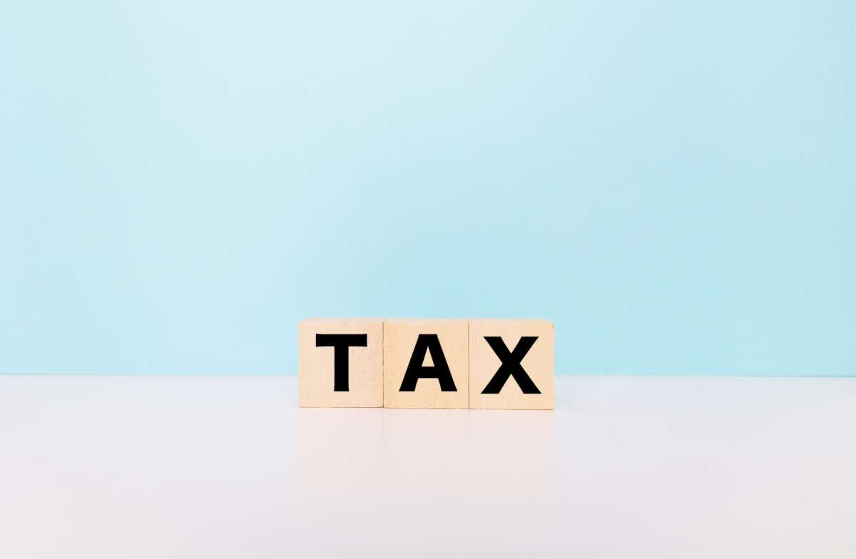 TAXと書かれたブロック