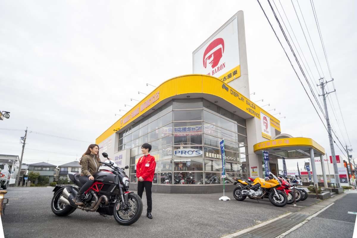 レッドバロンの店舗の外観