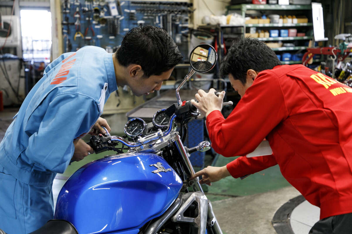 レッドバロンの従業員が査定をしている様子