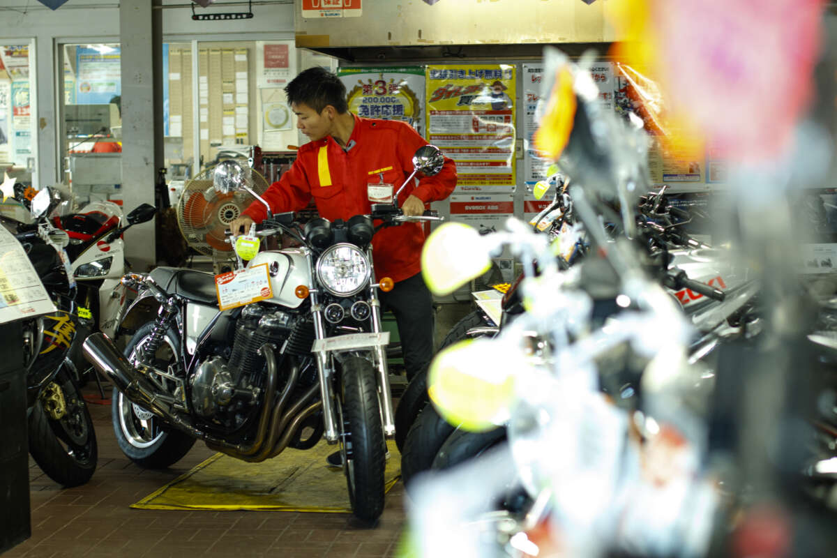 レッドバロンの従業員がバイクを並べている様子