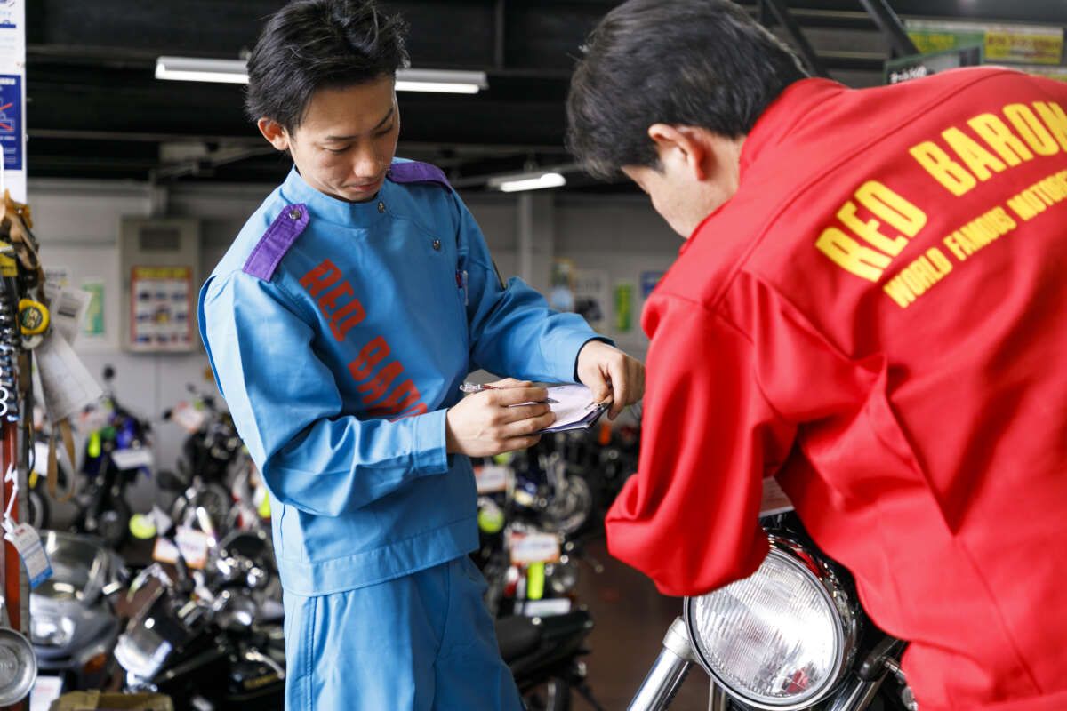 レッドバロンの従業員が査定をしている様子