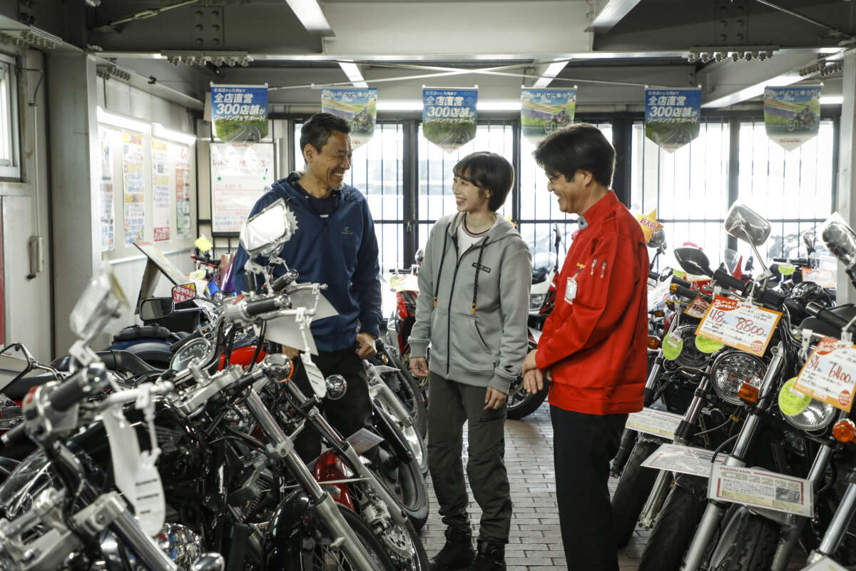 レッドバロンの従業員の接客シーン