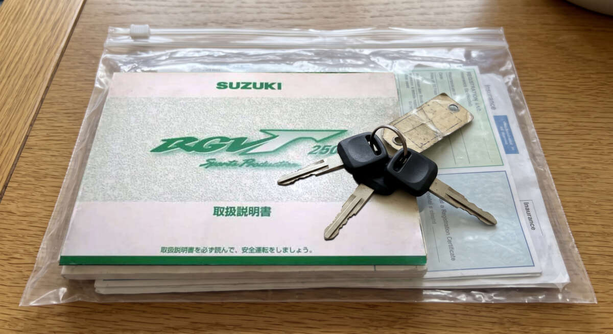 バイクのキーと取扱説明書、売却用の必要書類