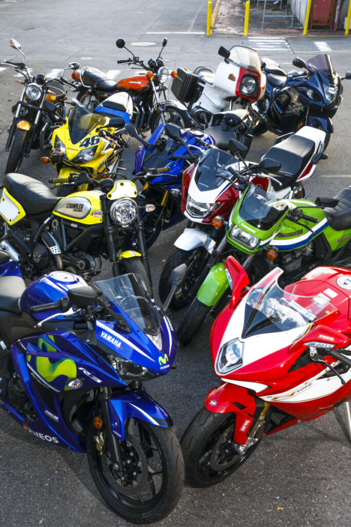 複数のバイクが並んで駐車されている