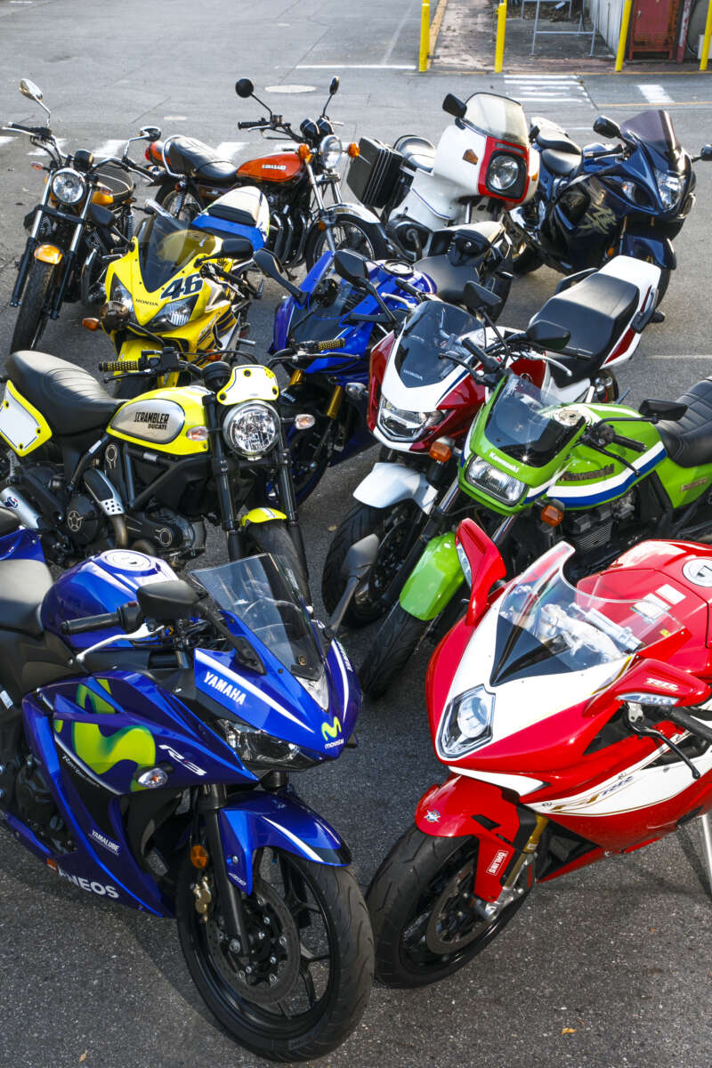 複数のバイクが並んで駐車されている