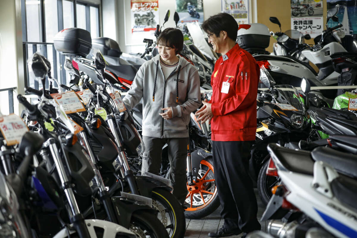 レッドバロンの従業員の接客シーン