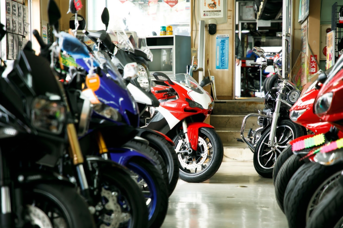 バイクショップの店内に並ぶ複数のバイク