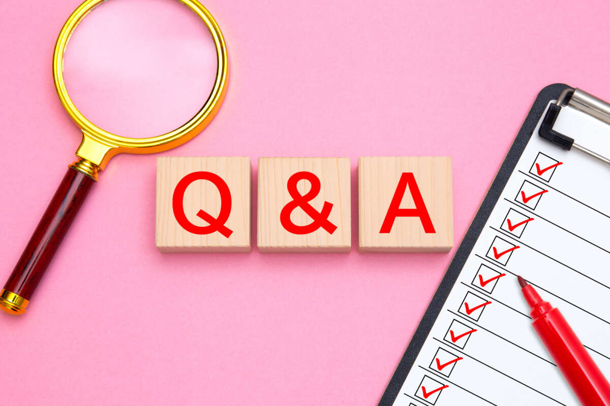虫眼鏡とチェックリストと「Q&A」と書かれた板