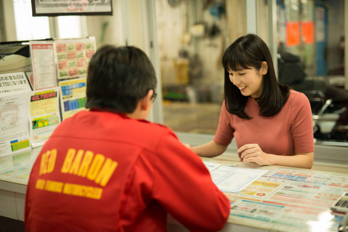 レッドバロンの従業員とお客様の接客シーン