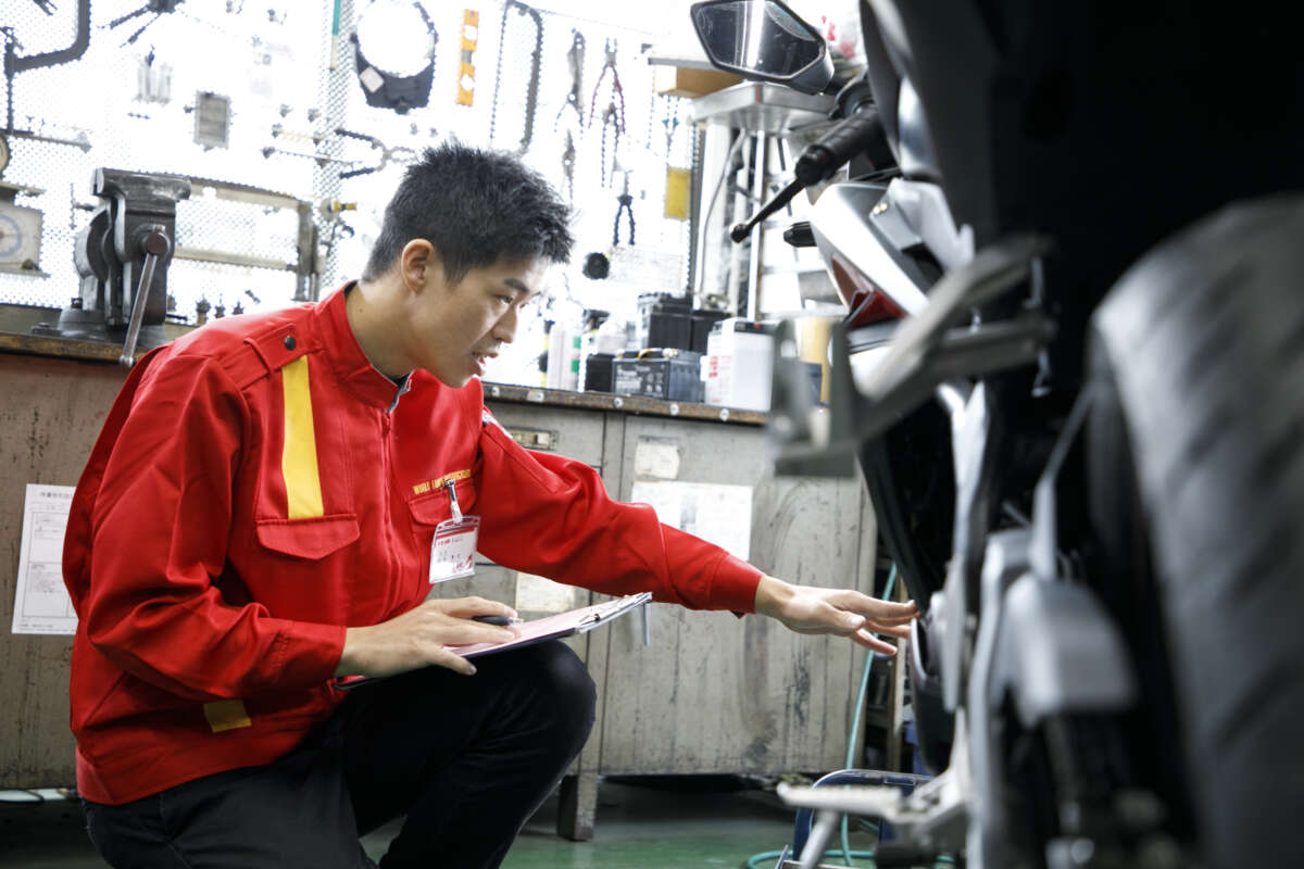 レッドバロンのスタッフがバイクを査定している様子