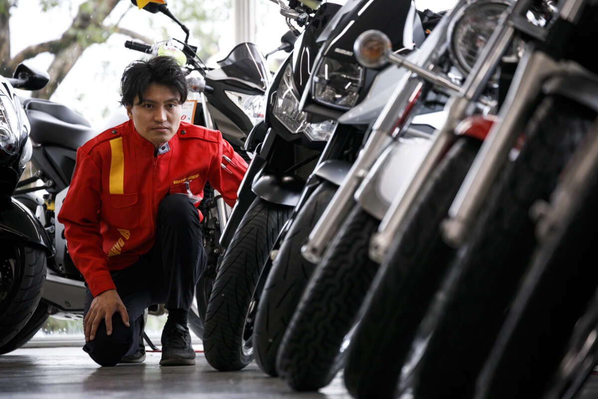 従業員がバイクを確認している様子