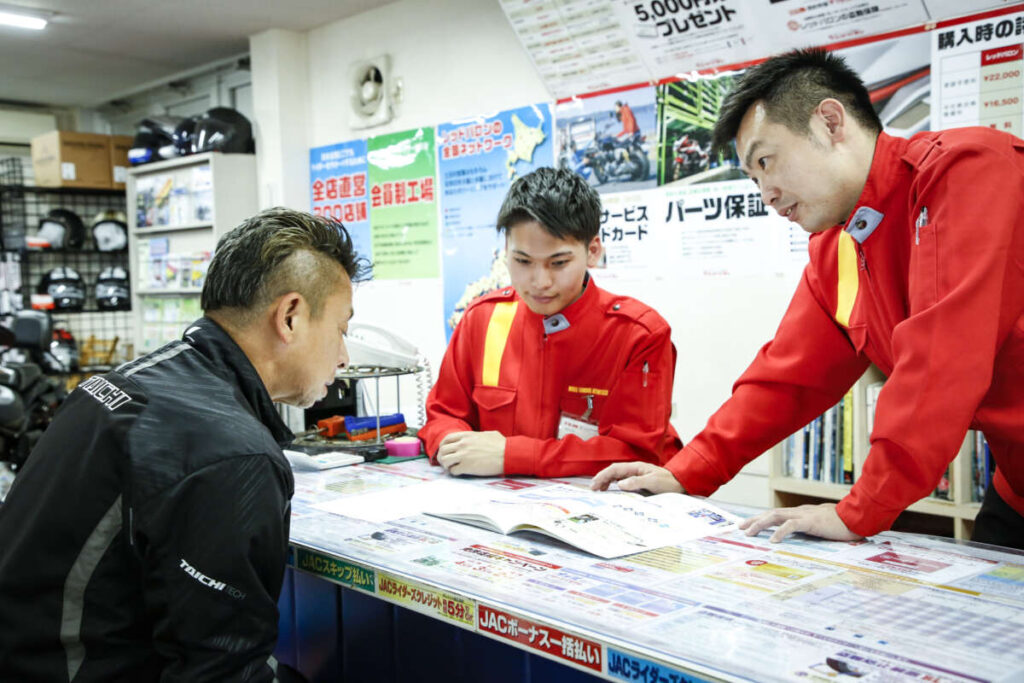 レッドバロン店内にて従業員が話している様子