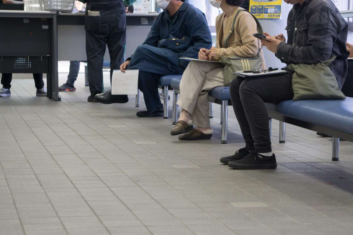 市区町村役場で手続きを待つ人たち