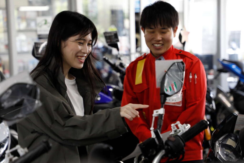バイクを選ぶ様子