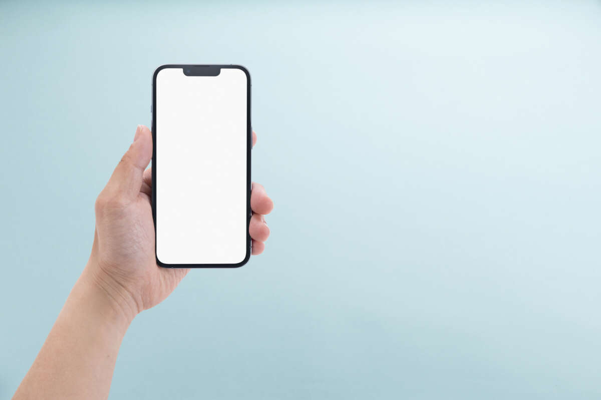 スマートフォンを持つ手