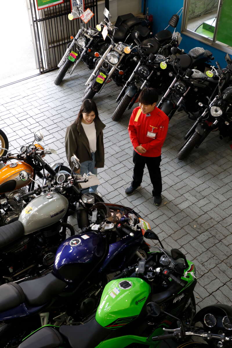 男性と話すレッドバロン店員