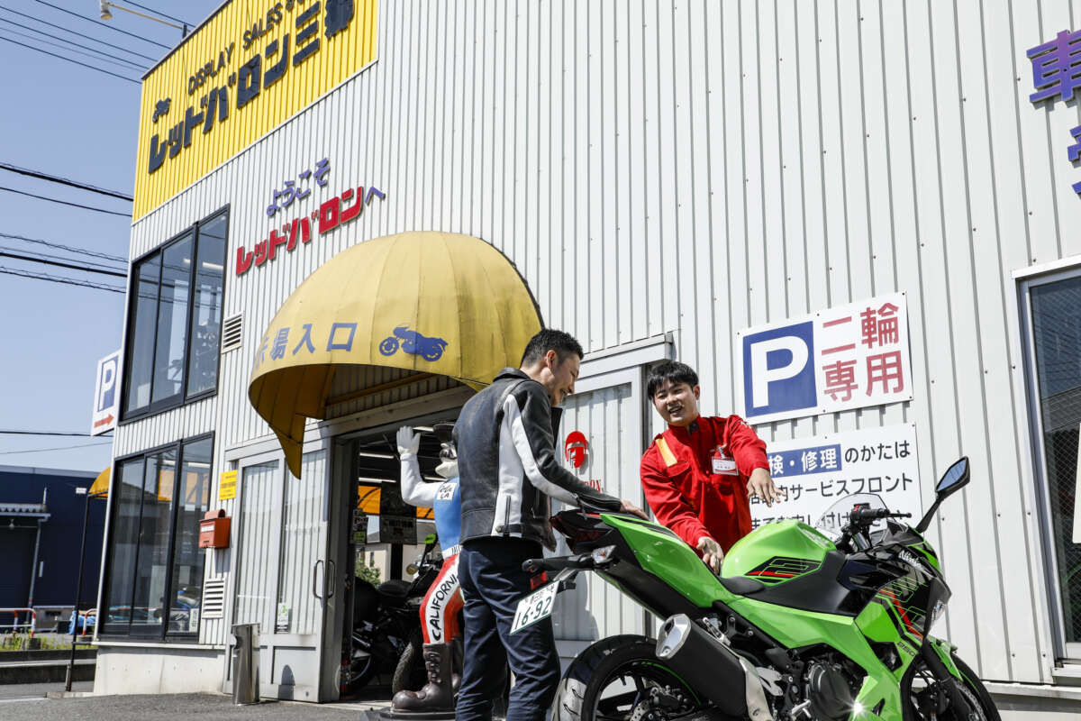 レッドバロンの従業員が接客している様子