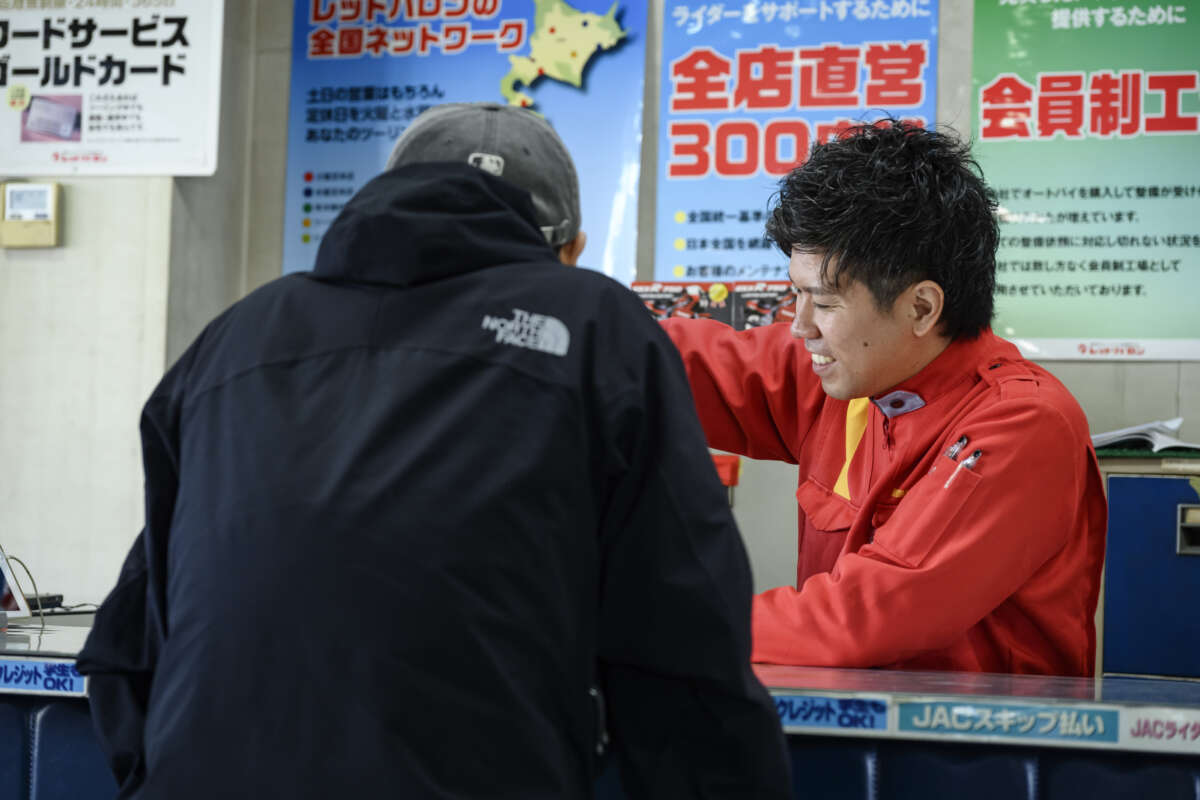 レッドバロンの従業員の接客シーン