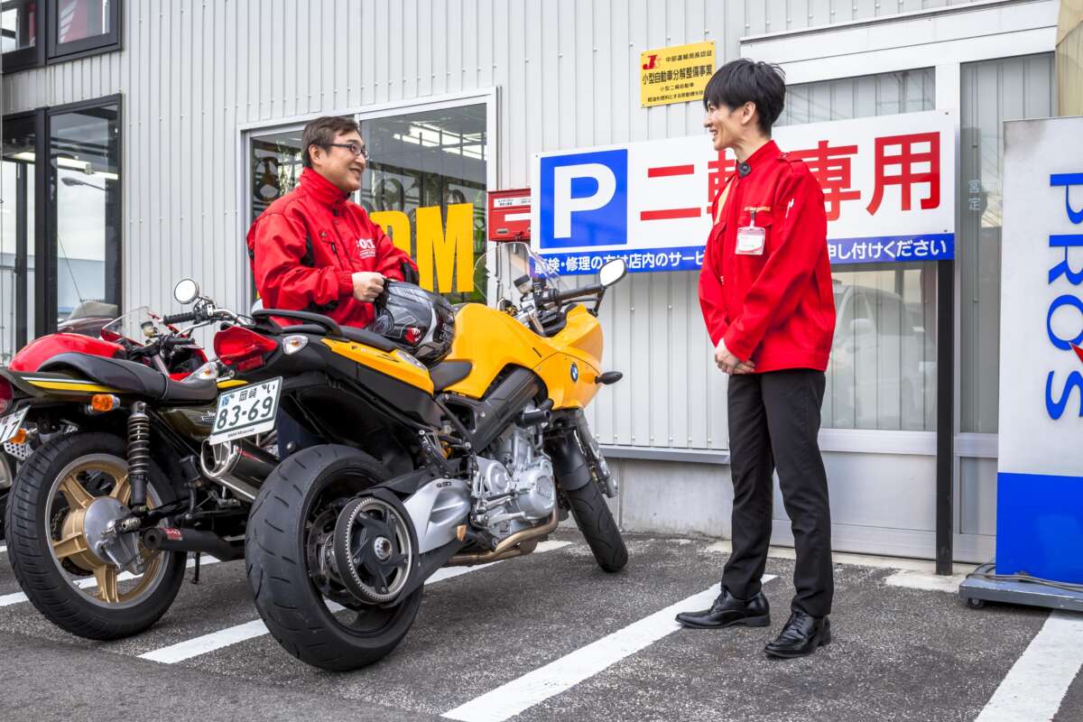 男性を話すレッドバロン店員