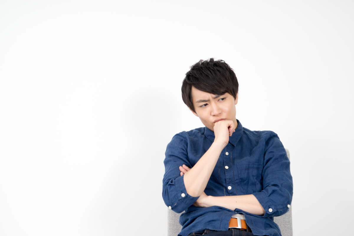 考え込む男性