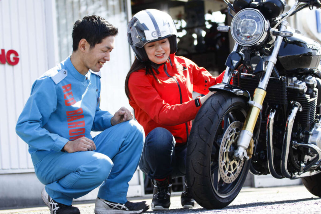 バイクを見ている様子