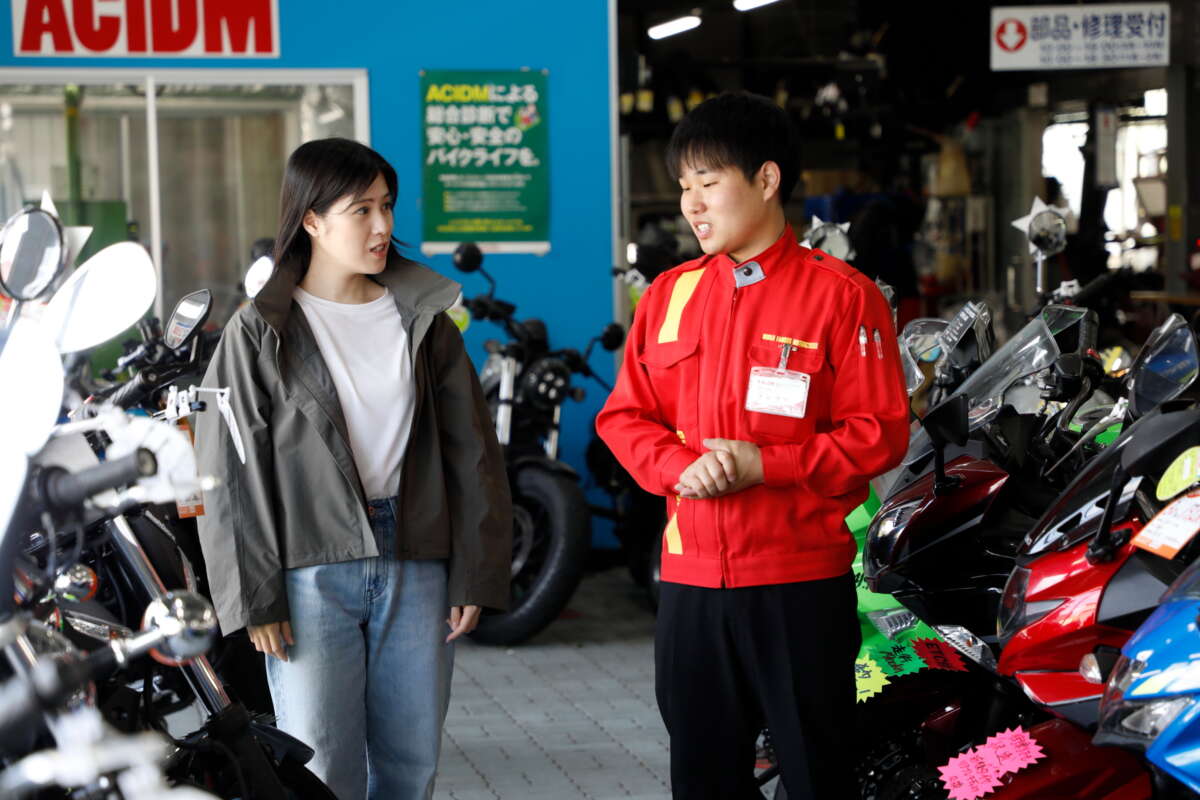 レッドバロンの店員に相談している様子