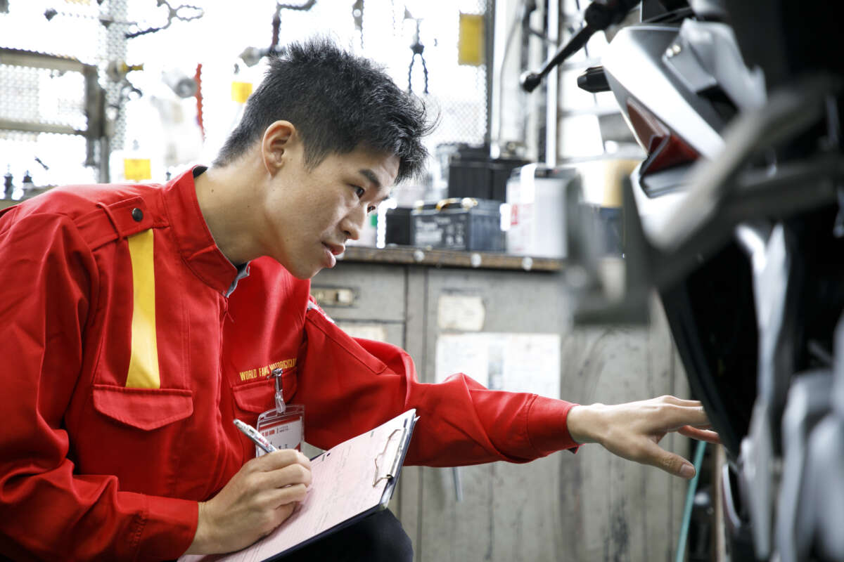 レッドバロンの従業員がバイクを査定している様子