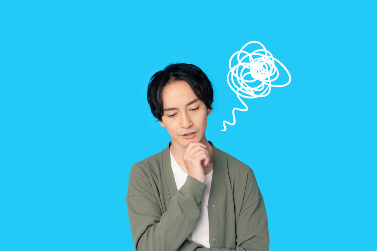 落ち込みむしゃくしゃしている男性