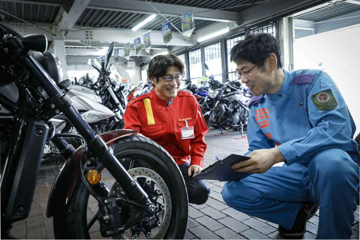レッドバロンのスタッフたちがバイクを査定している様子