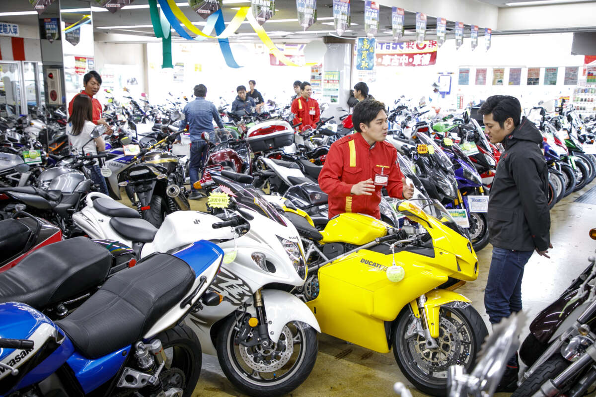 レッドバロン店内に並ぶバイク