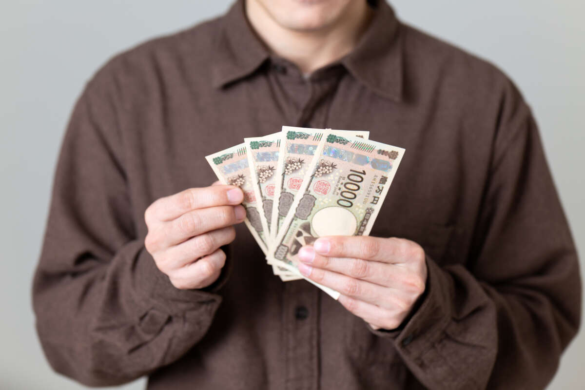 現金を数える男性