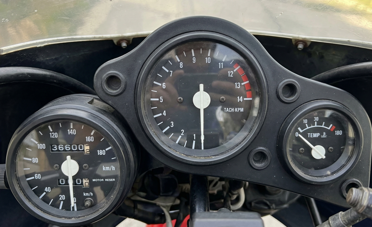 走行距離36600kmを示すバイクのメーター