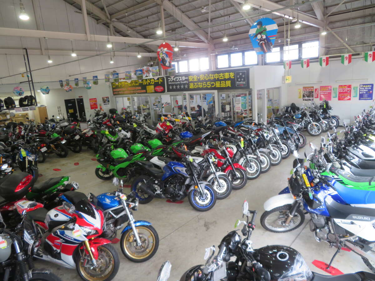 多数のバイクが並ぶレッドバロンの店内