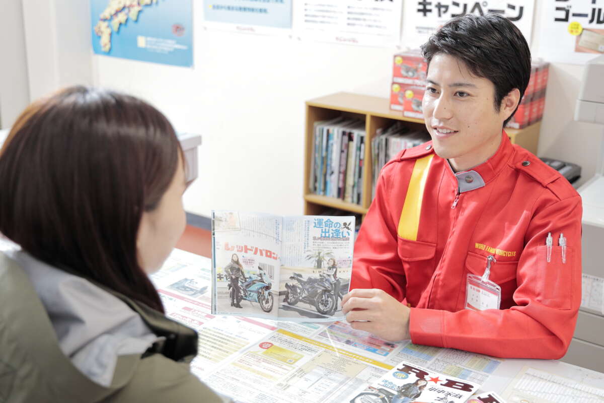 レッドバロンの従業員が商談している様子
