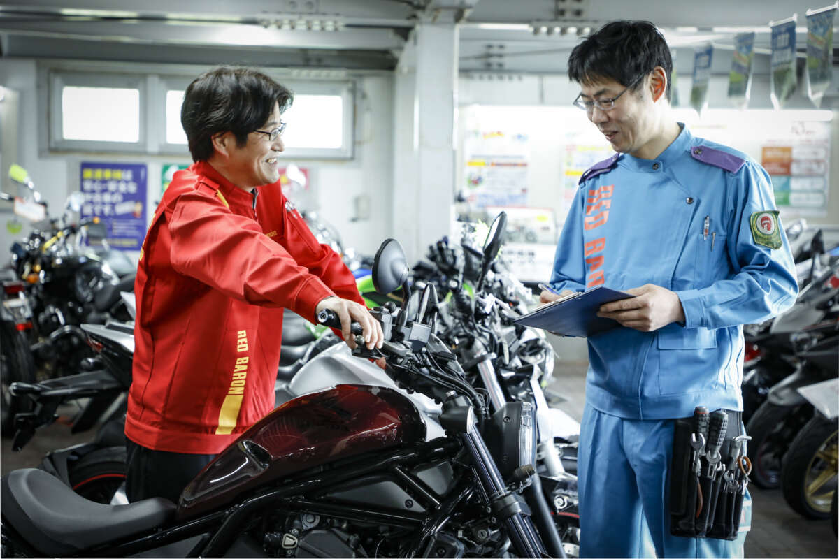 バイクを査定する様子