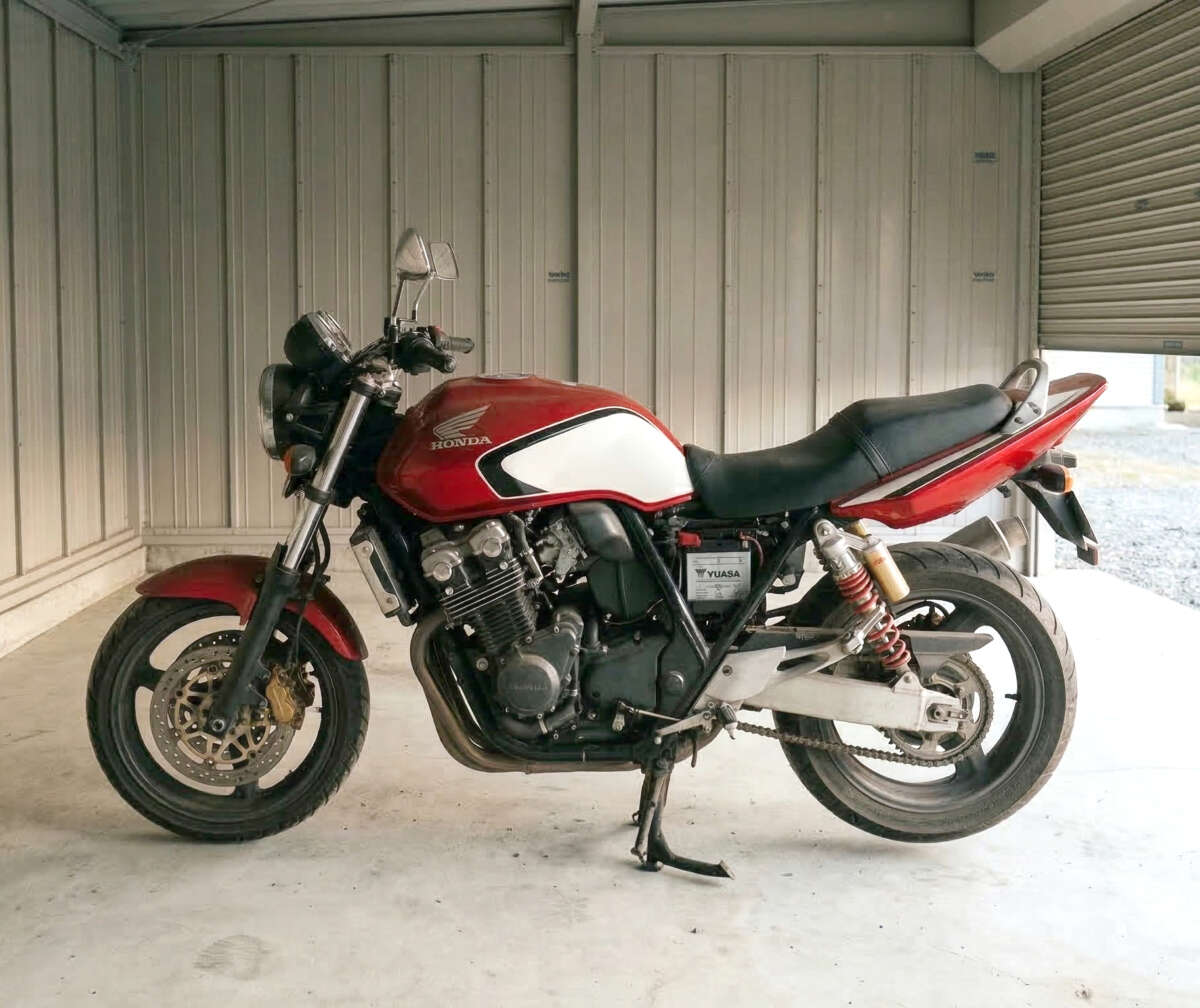 古くなったバイクの画像