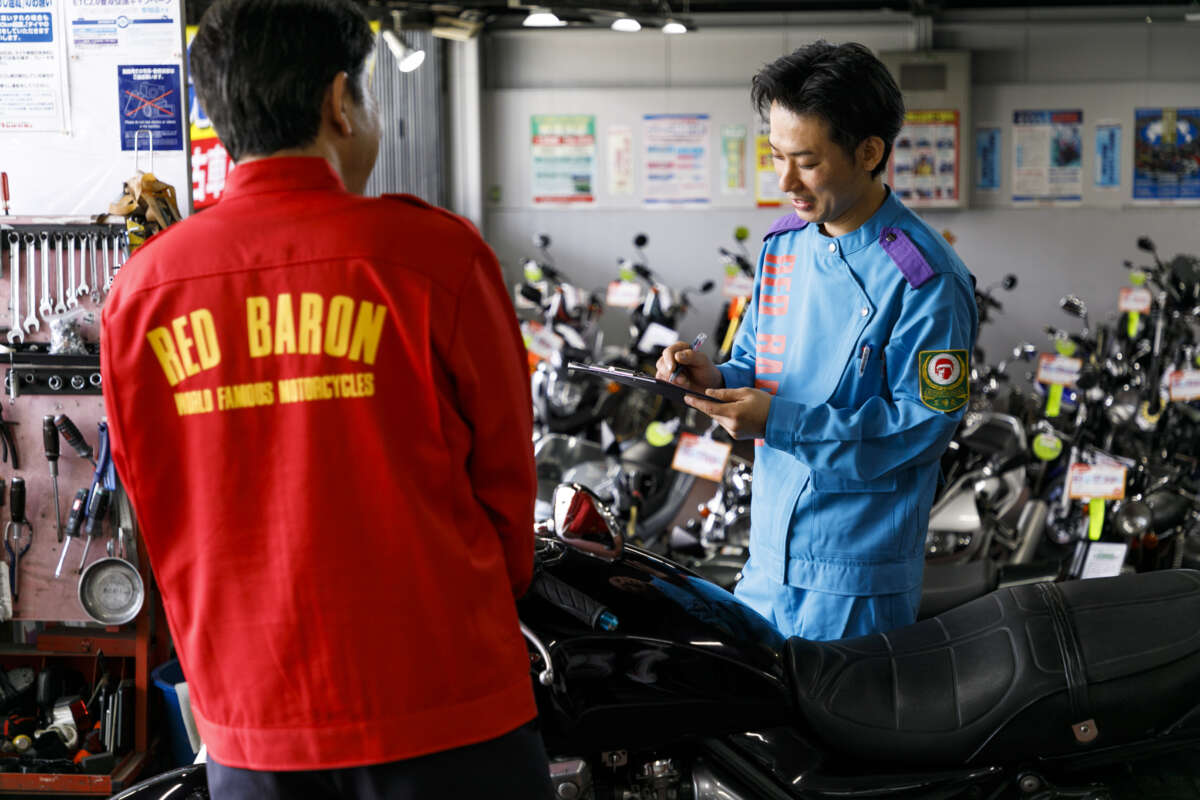 バイクの査定をしている様子