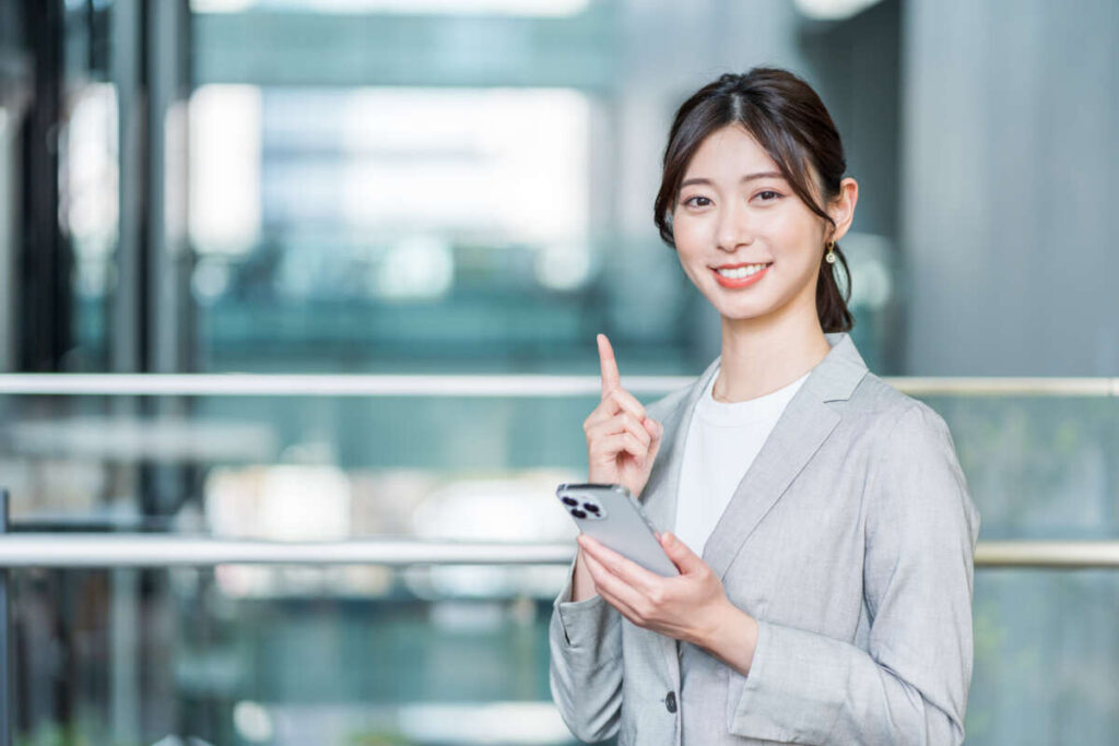 ポイントを解説する女性